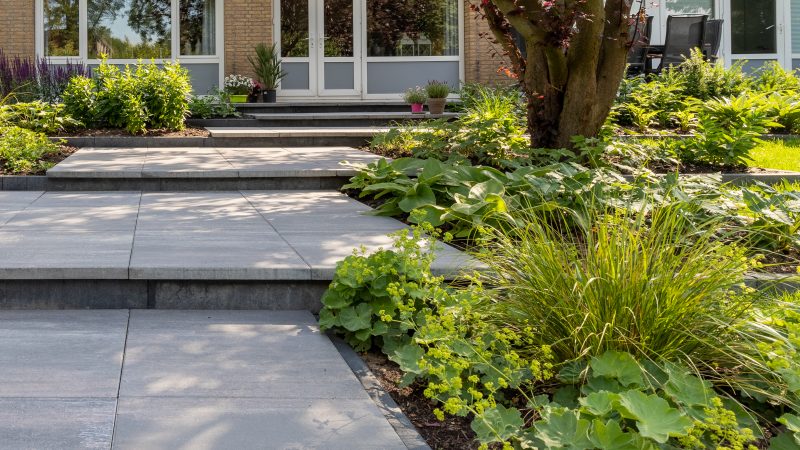 Terrassen tuin met tegelvormige plateau’s