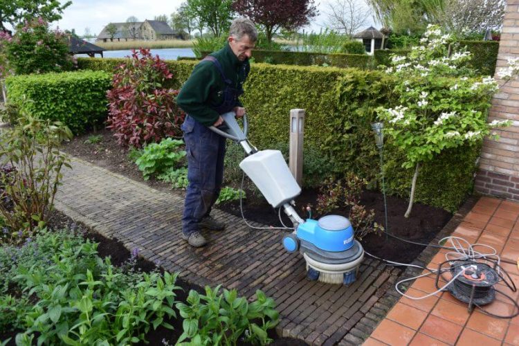 terras reinigen met borstelmachine