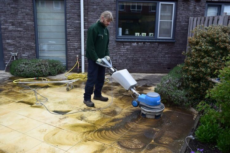 terras reinigen met borstelmachine