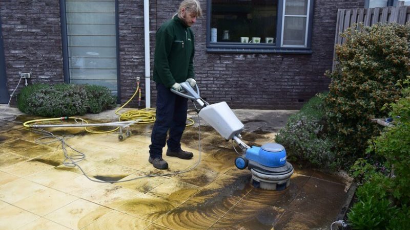 Terras reinigen met borstelmachine