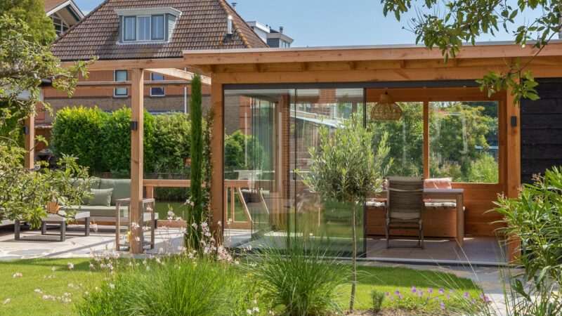 Griekse tuin met overkapping